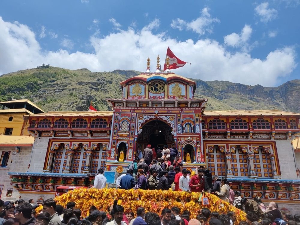 Badrinath temple under clear skies during the Do Dham Yatra
