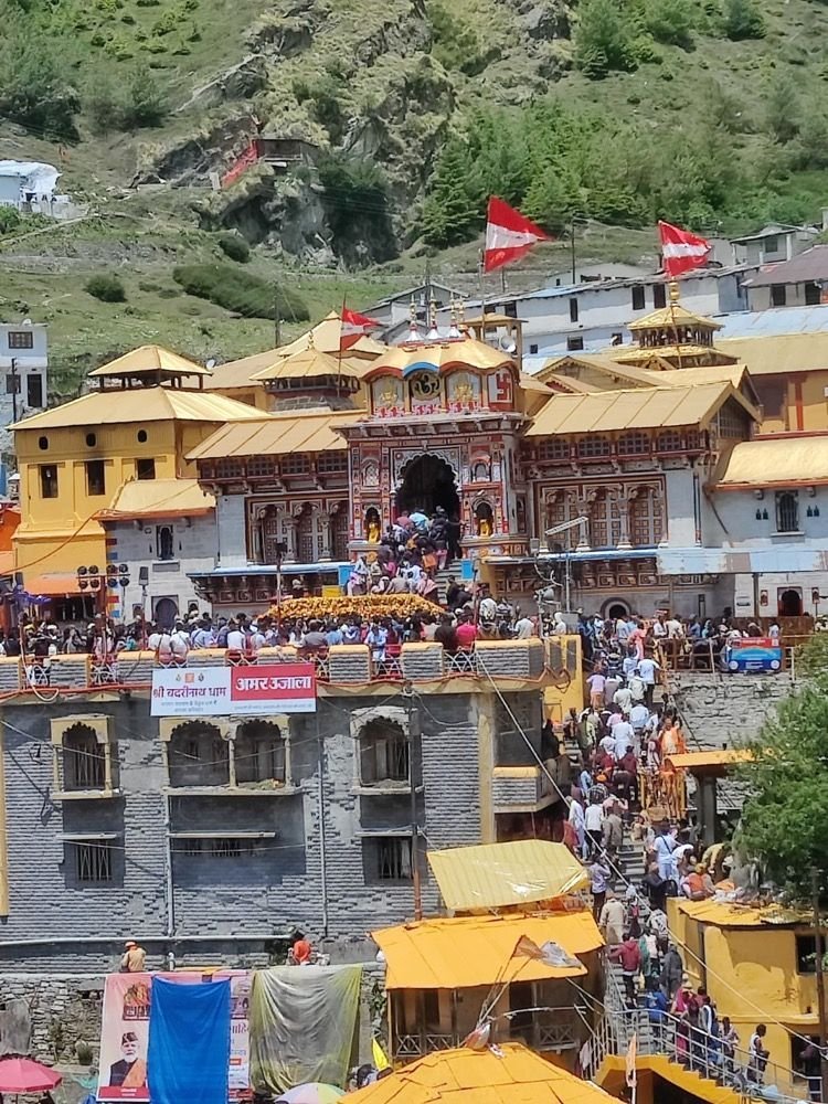 Badrinath temple with pilgrim crowds during Char Dham Yatra