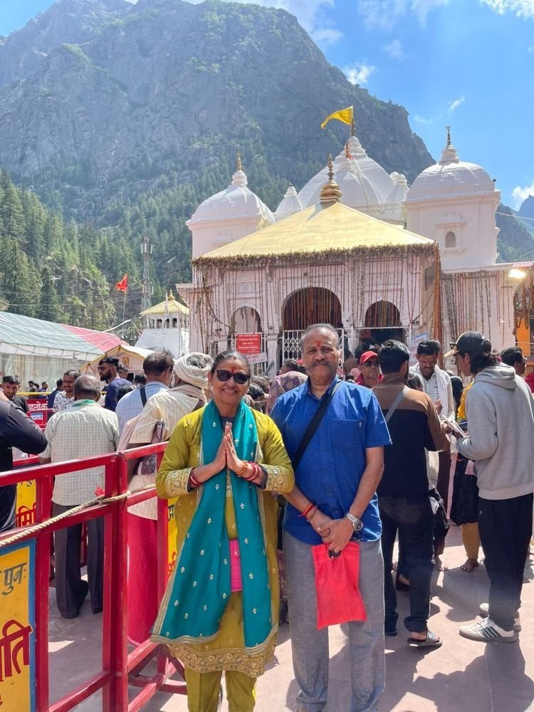 Pilgrim couple at the Gangotri temple during Char Dham Yatra