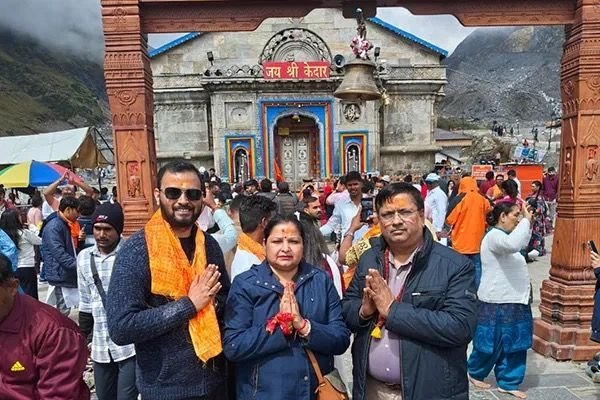 Pilgrims offering namaste at the Kedarnath temple gate